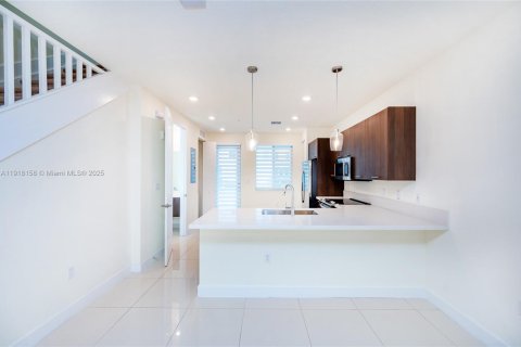 Condo in Doral, Florida, 3 bedrooms in LANDMARK  № 2082615 - photo 10