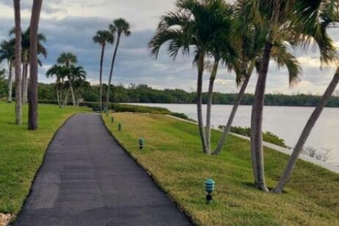Condo in Jensen Beach, Florida, 2 bedrooms  № 919757 - photo 1