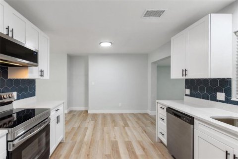 Villa ou maison à louer à Saint Petersburg, Floride: 3 chambres, 114.27 m2 № 2407045 - photo 6