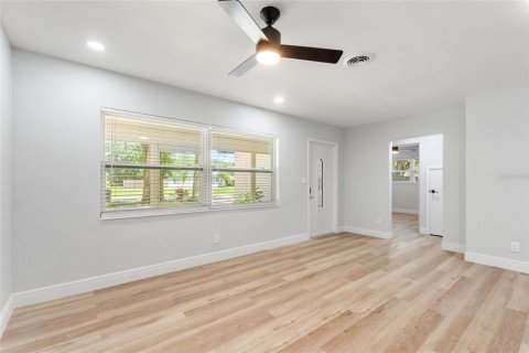 Villa ou maison à louer à Saint Petersburg, Floride: 3 chambres, 114.27 m2 № 2407045 - photo 9