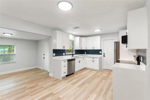 Villa ou maison à louer à Saint Petersburg, Floride: 3 chambres, 114.27 m2 № 2407045 - photo 3