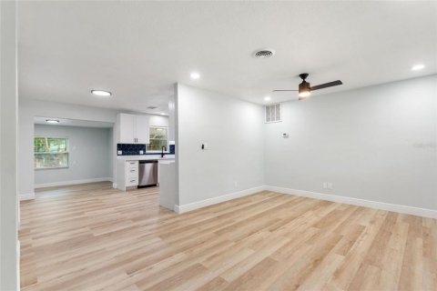 Villa ou maison à louer à Saint Petersburg, Floride: 3 chambres, 114.27 m2 № 2407045 - photo 2