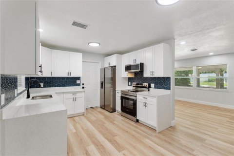 Villa ou maison à louer à Saint Petersburg, Floride: 3 chambres, 114.27 m2 № 2407045 - photo 7