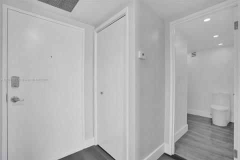 Condominio en venta en Hallandale Beach, Florida, 1 dormitorio, 76.92 m2 № 1854956 - foto 21
