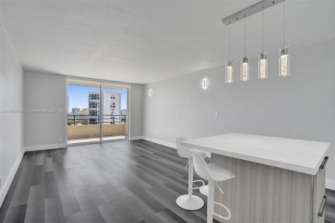 Condominio en venta en Hallandale Beach, Florida, 1 dormitorio, 76.92 m2 № 1854956 - foto 14