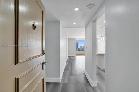 Condominio en venta en Hallandale Beach, Florida, 1 dormitorio, 76.92 m2 № 1854956 - foto 1