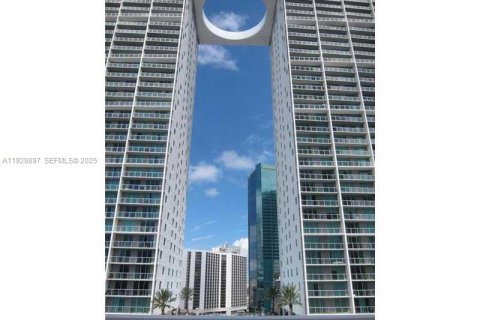 Condo in Miami, Florida, 1 bedroom  № 2052777 - photo 2