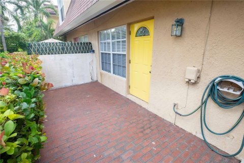 Touwnhouse à louer à Miami, Floride: 2 chambres, 832.68 m2 № 2000496 - photo 15