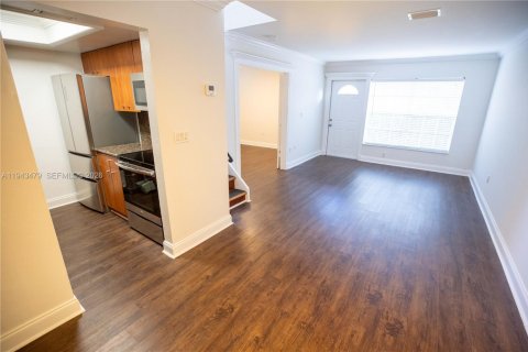 Touwnhouse à louer à Miami, Floride: 2 chambres, 832.68 m2 № 2000496 - photo 4
