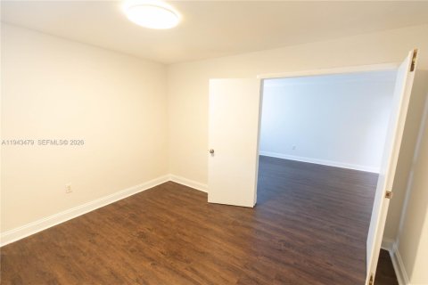 Touwnhouse à louer à Miami, Floride: 2 chambres, 832.68 m2 № 2000496 - photo 8