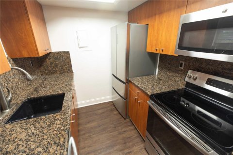 Touwnhouse à louer à Miami, Floride: 2 chambres, 832.68 m2 № 2000496 - photo 5