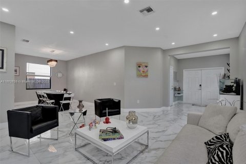 Villa ou maison à louer à Miami, Floride: 5 chambres, 263.19 m2 № 1892516 - photo 7