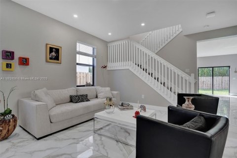 Villa ou maison à louer à Miami, Floride: 5 chambres, 263.19 m2 № 1892516 - photo 6