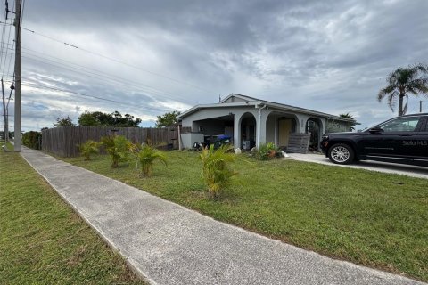 Villa ou maison à vendre à North Port, Floride: 2 chambres, 98.85 m2 № 1913223 - photo 2