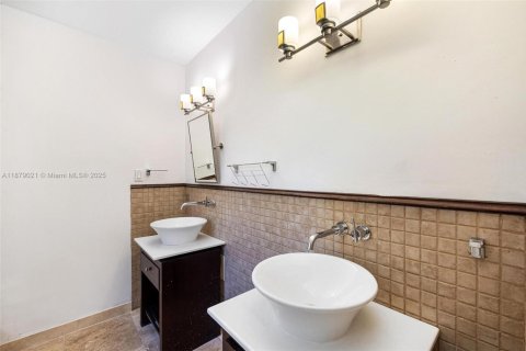 Casa en alquiler en Miami, Florida, 3 dormitorios, 246.19 m2 № 1927712 - foto 24