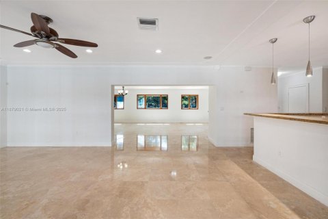 Casa en alquiler en Miami, Florida, 3 dormitorios, 246.19 m2 № 1927712 - foto 17