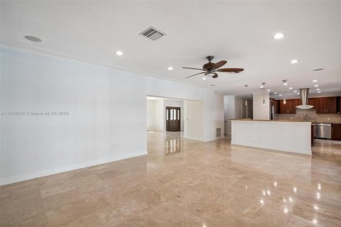 Casa en alquiler en Miami, Florida, 3 dormitorios, 246.19 m2 № 1927712 - foto 4