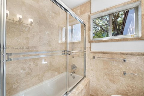 Casa en alquiler en Miami, Florida, 3 dormitorios, 246.19 m2 № 1927712 - foto 30