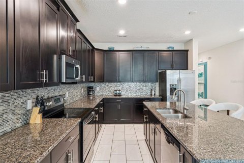 House in Davenport, Florida 6 bedrooms, 305.74 sq.m. № 2212487 - photo 4