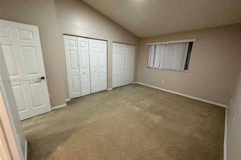 Снять в аренду таунхаус в Хомстед, Флорида 2 спальни, 98.94м2, № 1943694 - фото 9