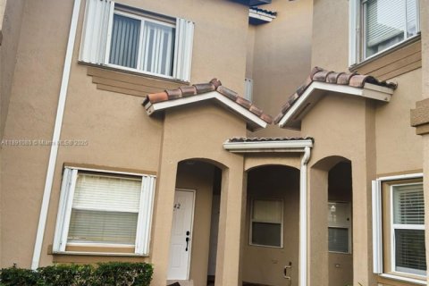 Снять в аренду таунхаус в Хомстед, Флорида 2 спальни, 98.94м2, № 1943694 - фото 4