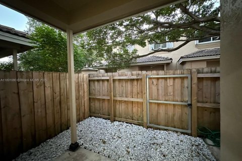Снять в аренду таунхаус в Хомстед, Флорида 2 спальни, 98.94м2, № 1943694 - фото 14
