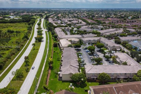 Снять в аренду таунхаус в Хомстед, Флорида 2 спальни, 98.94м2, № 1943694 - фото 2