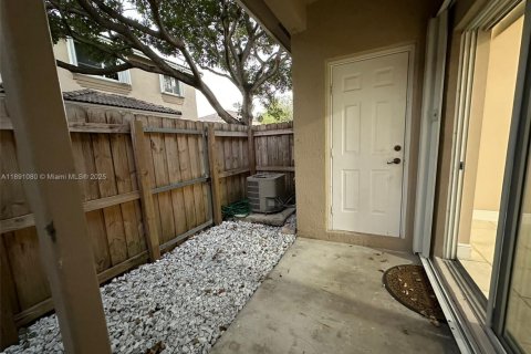 Снять в аренду таунхаус в Хомстед, Флорида 2 спальни, 98.94м2, № 1943694 - фото 15