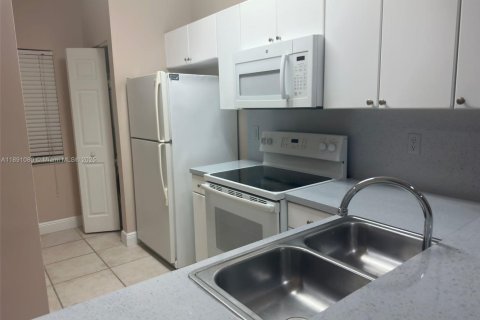 Снять в аренду таунхаус в Хомстед, Флорида 2 спальни, 98.94м2, № 1943694 - фото 5