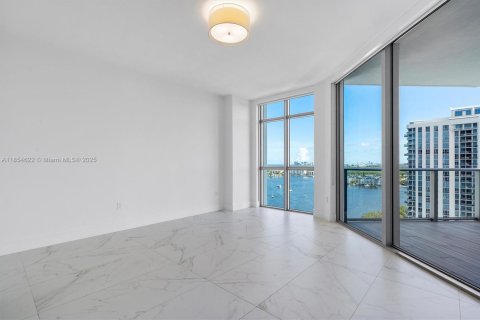 Condominio en venta en North Miami Beach, Florida, 2 dormitorios, 161.28 m2 № 1961355 - foto 13