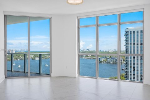 Condominio en venta en North Miami Beach, Florida, 2 dormitorios, 161.28 m2 № 1961355 - foto 10