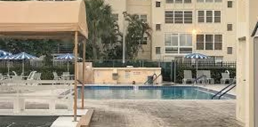 Condo in Boynton Beach, Florida, 2 bedrooms № 2146133