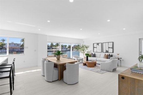 House in Miami Beach, Florida 3 bedrooms, 151.62 sq.m. № 2076674 - photo 19