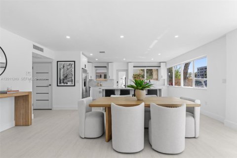 House in Miami Beach, Florida 3 bedrooms, 151.62 sq.m. № 2076674 - photo 13