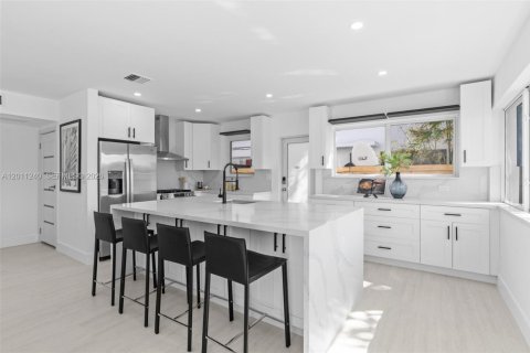 House in Miami Beach, Florida 3 bedrooms, 151.62 sq.m. № 2076674 - photo 15