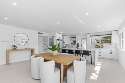 House in Miami Beach, Florida 3 bedrooms, 151.62 sq.m. № 2076674 - photo 12