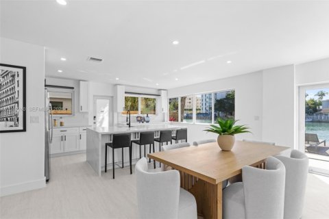 House in Miami Beach, Florida 3 bedrooms, 151.62 sq.m. № 2076674 - photo 14