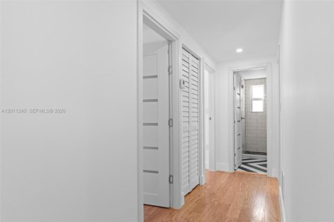 House in Miami Beach, Florida 3 bedrooms, 151.62 sq.m. № 2076674 - photo 27