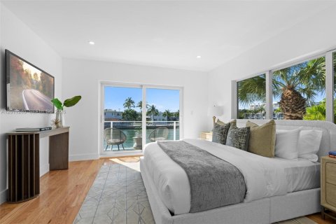 House in Miami Beach, Florida 3 bedrooms, 151.62 sq.m. № 2076674 - photo 29