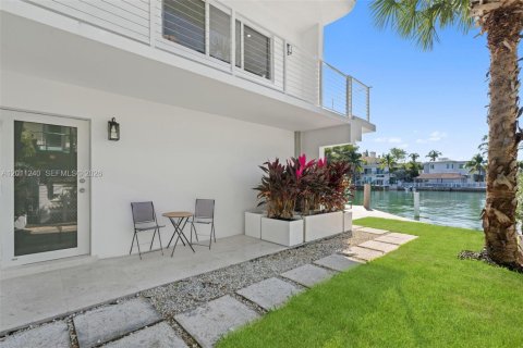 House in Miami Beach, Florida 3 bedrooms, 151.62 sq.m. № 2076674 - photo 5