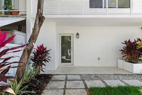 House in Miami Beach, Florida 3 bedrooms, 151.62 sq.m. № 2076674 - photo 3