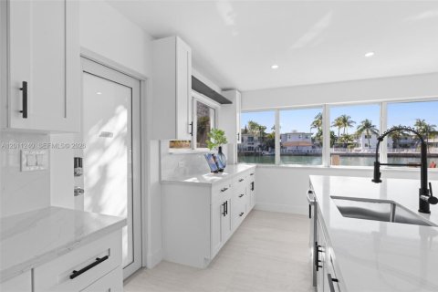 House in Miami Beach, Florida 3 bedrooms, 151.62 sq.m. № 2076674 - photo 17