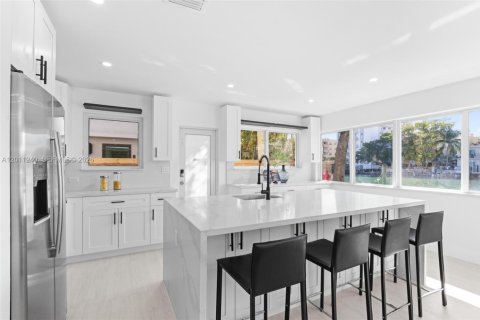 House in Miami Beach, Florida 3 bedrooms, 151.62 sq.m. № 2076674 - photo 18