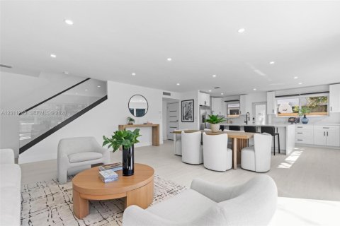 House in Miami Beach, Florida 3 bedrooms, 151.62 sq.m. № 2076674 - photo 11