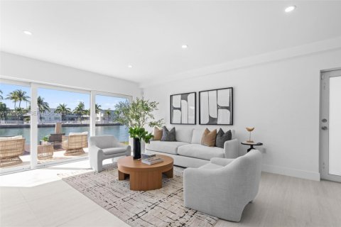 House in Miami Beach, Florida 3 bedrooms, 151.62 sq.m. № 2076674 - photo 9