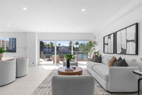 House in Miami Beach, Florida 3 bedrooms, 151.62 sq.m. № 2076674 - photo 8