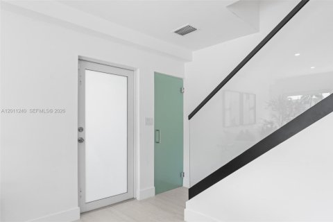 House in Miami Beach, Florida 3 bedrooms, 151.62 sq.m. № 2076674 - photo 6