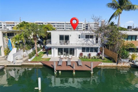 House in Miami Beach, Florida 3 bedrooms, 151.62 sq.m. № 2076674