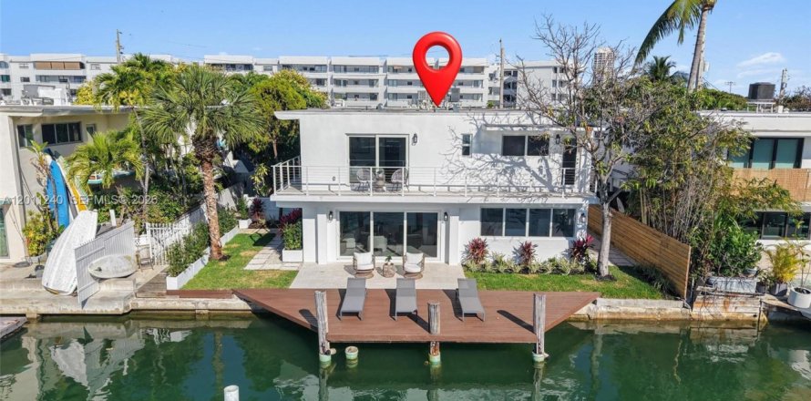 House in Miami Beach, Florida 3 bedrooms, 151.62 sq.m. № 2076674