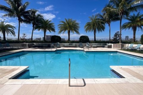 Condo in Miami, Florida, 1 bedroom  № 1931770 - photo 18
